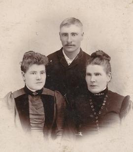Vilborg Hannesdóttir (1872) Hæli og Sigurlaug Jónsdóttir (1835-1922) Torfastöðum og líklega Jón G...