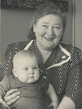 Þuríður Sæmundsen (1894-1967) og óþekkt barnabarn