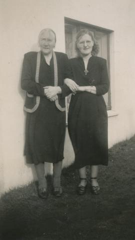 Þura Árnadóttir í Garði og Helga Lovísa Jónsdóttir (1912-2000) frá Blöndudalshólum
