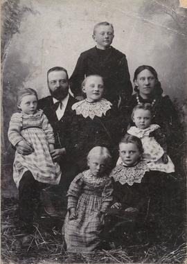 04057-Guðlaugur Guðmundsson (1853-1931) pr Stað-Margrét Jónasdóttir (1867-1954)-Jónas (1887)-Elín...