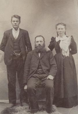 Hallgrímur Sigurðsson (1865-1911) og Ingiríður Hannesdóttir (1871-1922) og Jóhannes sonur hans