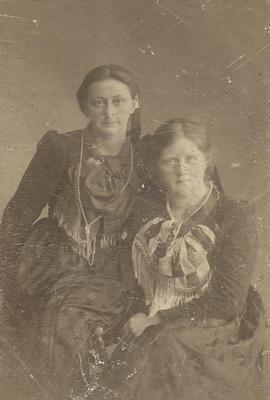 Kristín Anna Björnsdóttir (1887-1967) og Fríða Sigurbjörnsdóttir (1893-1976) Sporði Víðidal