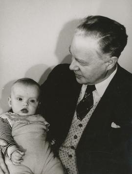 12268-Jón Sigurjónsson Baldurs (1898-1971) og ók barn (3).