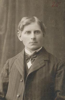2242-Sveinbjörn Jakobsson (1879-1958) Hnausum