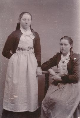 Nikólína Jónsdóttir (1854-1937), kona Árna í Marbæli og ókunn kona