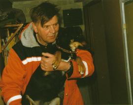 13973c-Bjarni Pálsson (1927-2004) með hund.tif