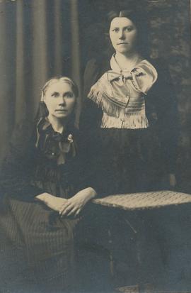 Vilborg Guðmundsdóttir (1885-1968) og Ingibjörg Stefánsdóttir 1862-1950)? Miðgili