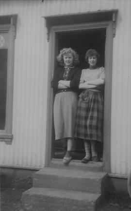 13039f-Ásdís Kristinsdóttir 1939 og Steinunn Sveinsdóttir Bjarman (1928).