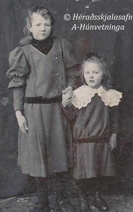 Guðný Sigríður Guðnadóttir (1897-1973) og María Lára Arnórsdóttir (1901-1980) Eskifirði