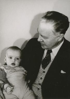Jón Sigurjónsson Baldurs (1898-1971) með barn