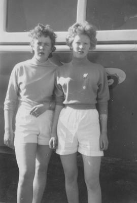 Kolbrún Zóphoníasdóttir (1941) og Brynhildur Bára Bergmann Friðriksdóttir (1940)