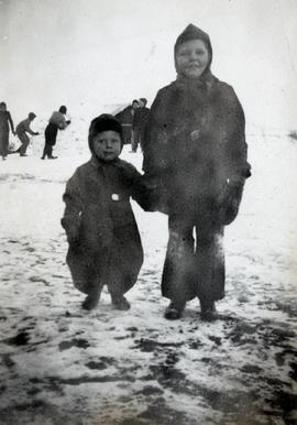 Ásrún Björg Arnþórsdóttir (1938) og Árni Jón bróðir hennar