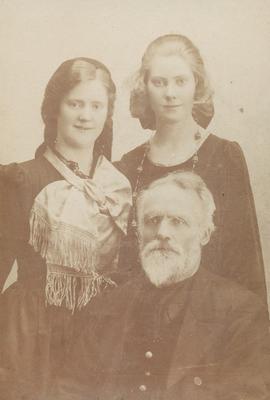 Árni Ásgrímur Þorkelsson (1852-1940), Sigríður (1893-1967) og Jóhanna Blöndal (1903-1988) Geitask...