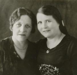 Margrét Jónsdóttir (1875-1956) kennslukona frá Spóngerði Ef og Helga Jónína Helgadóttir (1880-196...