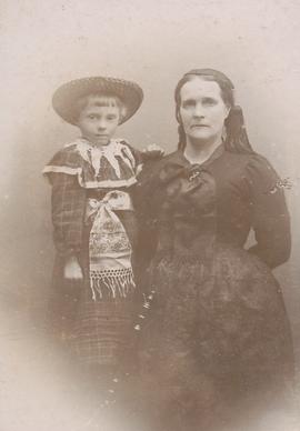 Helga Frímannsdóttir (1896-1955) og Kristbjörg Flóventsdóttir (1840) Hólmavík
