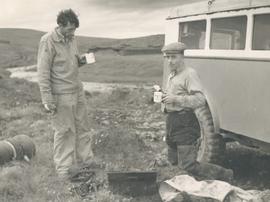 Bjarni Guðm (1908-2000) Túni Flóa og Páll Arason (1915-2011) og bíll hans Pálína