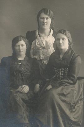 Anna H Bjarnadóttir (1896-61) Vatnsleysuströnd, Halldóra Benediktsdóttir (1892-66) Bolungarvík og...