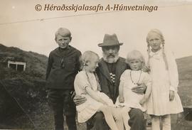 Guðmundur Guðmunds (1856-35) Bakkakoti og bbörn hans; Ottó (1920), Kristín (1924), Elísabet (1929...