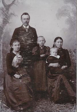 Pétur Thomsen (1849-1902) Keflavík og Helga Eiríksdóttir (1863-1940) sk hans og börn; Sigríður, E...