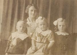 María Emilía Eyjólfsdóttir (1891-1976) og 3 börn hennar