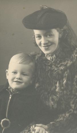Jónína Guðrún Jakobsdóttir Börgesen (1920-1970) frá Litla-Enni, Hannes Theódór (1940) sonur hennar