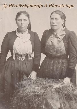 Ingveldur Guðmundsdóttir (1878-1928) vk Undirfelli og Steinunn Sigurðardóttir (1871-1952) frá Bak...