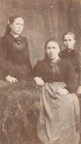 Jóhanna Andrea Pálsdóttir (1867-1900), Margrét A Þórðardóttir (1841-1938) Gaulverjabæ og Guðrún A...