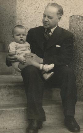 12268-Jón Sigurjónsson Baldurs (1898-1971) og ók barn (1).