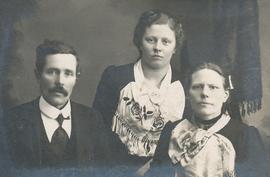 Jón Guðmundsson (1878-1978), Þórhildur Jónsdóttir (1904-1992) og Margrét Elísabet Helgadóttir (18...