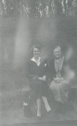 Gyða Eggertsdóttir Briem (1908-1983) og Þura Árnadóttir (1891-1963) í Lystigarðinum á Akureyri