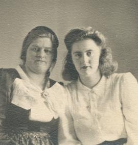 Guðný Ragnhildur Þórarinsdóttir (1900-1976) Efri-Mýrum og Valgerður (1925-2013) dóttir hennar