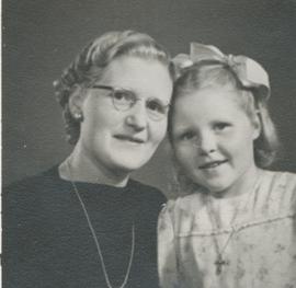 Helga Lovísa Jónsdóttir (1912-2000) frá Blöndudalshólum og Ásrún Björg Arnþórsdóttir (1938).