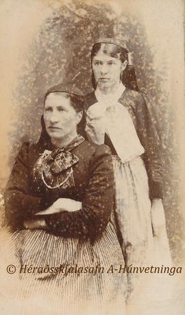 Ragnheiður Jónsdóttir Möller (1845-1912) og Jónína Friðriksdóttir Möller Arnesen (1877-1968) Akur...