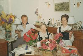 14065e-Elín Filippusdóttir (1907-1981) frá Ey og börnin hennar Herlaug og Guðrún Holmås.tif