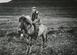 04546-Jón Jónsson (1893-1971) bóndi í Öxl á síðasta reiðhesti sínum Bleikum góðhesti