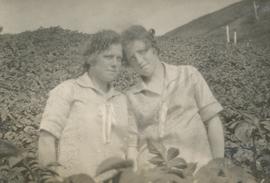 Guðrún og Helga Aradætur Móbergi