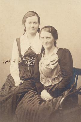Ágústa Agnes Pétursdóttir (1885-1954) og móðir hennar Júlíana Guðmundsdóttir (1852-1914) Glaumbæ ...
