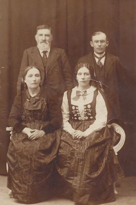 04543-Lýður Jónsson (1845-1937) frá Skriðnisenni-Anna Magnúsdóttir (1852-1937)-Matthildur (1883-1...