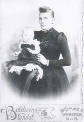 Guðbjörg Jónasdóttir (1853-1916) frá Tindum og dóttir hennar Sigríður (1889) Winnipeg