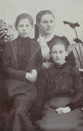 Emilía Sighvatsdóttir (1887-1967), Guðný Guðmundsdóttir (1878-1906) og Þorbjörg Sighvatsdóttir (1...