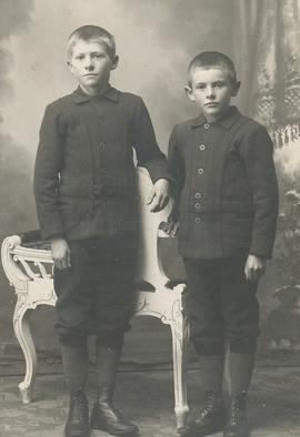 Vigfús Lárus Friðriksson (1899) og Axel Friðriksson (1901-1981) frá Bjarghúsum