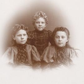 Rannveig Ingibjörg (13.4.1888), Sigurlaug (29.10.1885) og Sigurjóna (1.5.1892) Grand Fork N Dakota