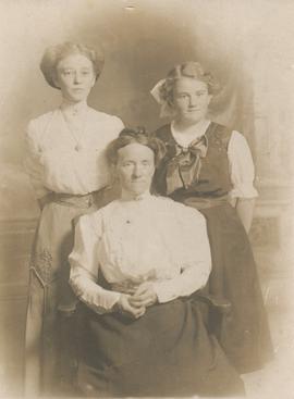Ingibjörg Björnsdóttir (1861-1945), Ósk Lovísa Benediktsdóttir (um1897) og Arnljótína (Irene) (1891)