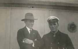 12281a-Þórarinn Björnsson (1903-1967) og Friðrik Valdimar Ólafsson (1895-1962) skipherra á Ægi