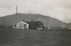 Hnappstaðir og Þorfinnshús í baksýn (byggt 1948)