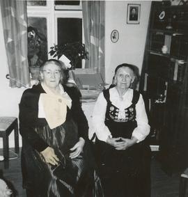 Ingibjörg Hólmfríður Sigurðardóttir (1880-69) og Una Sigríður Jónsdóttir (1872-67) ömmur Sigurjón...