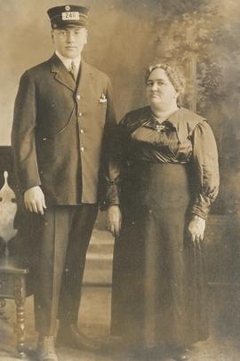 Ólafur Hrafnkell Olson (1901) Winnipeg og móðir hans Jórunn Sigríður Ólafsdóttir Olson (1869-1933...