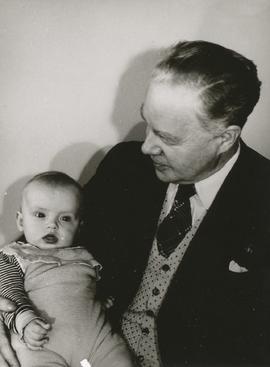 Jón Sigurjónsson Baldurs (1898-1971) með barn