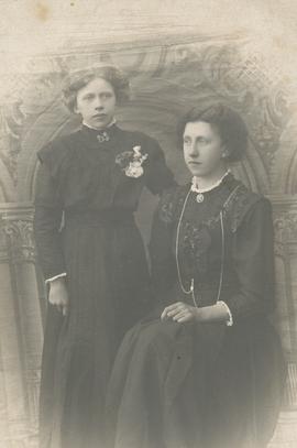 María Pétursdóttir (1896-1916) og Unnur Pétursdóttir (1894-1968) Bollastöðum