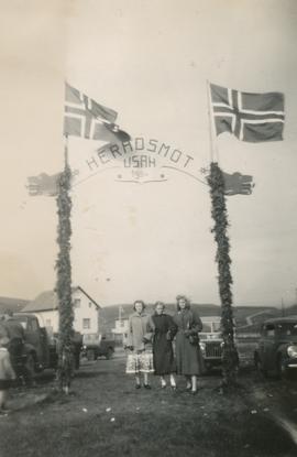 Sigurlaug Ásgríms- Brynhildur Friðriks og Ásdís Kristins 17.6.1954